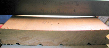 Foto eines Holzfußbodens, das zeigt, was zusätzliche Feuchtigkeit mit ihm macht